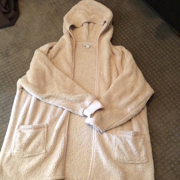Cozy, snuggly Koolaburra by Ugg teddy hoodie. Two pockets. Super cute. - Picture 4 of 8